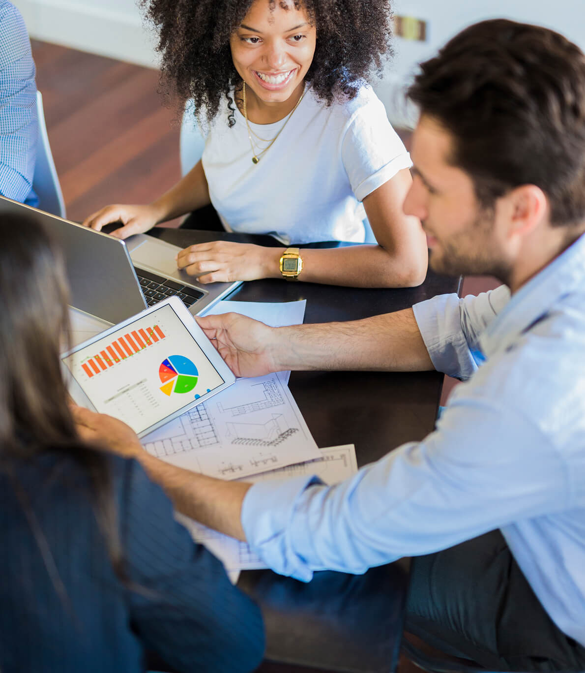 business-people-having-a-meeting-in-office-2026-01-05-01-00-53-utc